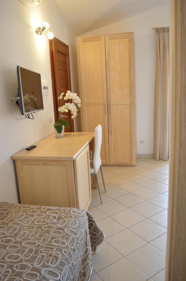 Guest Rooms Affittacamere San Teodoro  Exterior photo